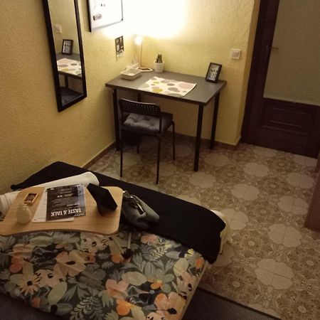 Gemuetliches Zimmer "Gold" Fuer 2 Personen Und Katzenliebhaber Валенсия Экстерьер фото